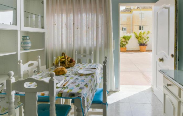 Nice apartment in Torremolinos with 2 Bedrooms - 托雷莫利諾斯