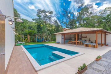 Casa em Vila com Piscina e Acesso à Cachoeira
