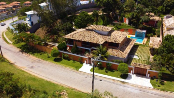 Belíssima Casa com extensa área externa - piscina, sauna, churrasqueira e campo de futebol - com 5 s