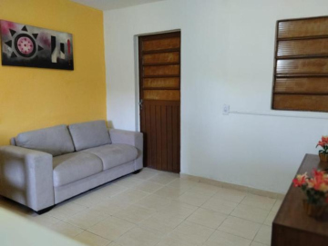 Apartamento cercado por natureza e diversão