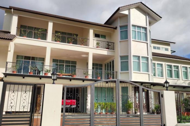 Retreats @Balik Pulau with private swimming pool and basketball court - Penang