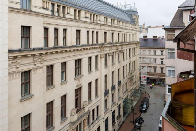 Aranykez 4-6: Downtown studio - Budapest