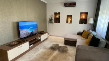 SIMPLY LOVELY Modern Apartment with BALCONY!