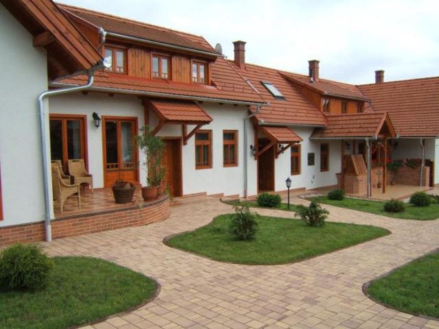 Faruzeri Wingaz Bompota Inn - Orseg