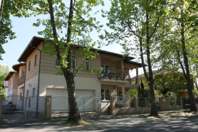 198732-2438457