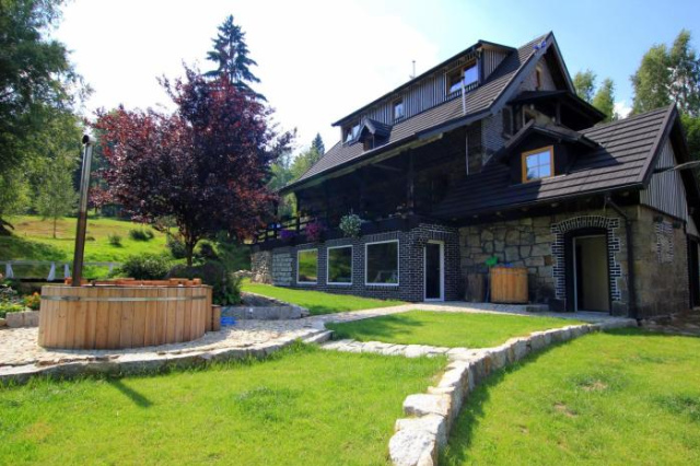 Guesthouse BORSZÓWKA by the creek exclusive, with access to a pool, sauna, and hot tub - Szklarska Poreba