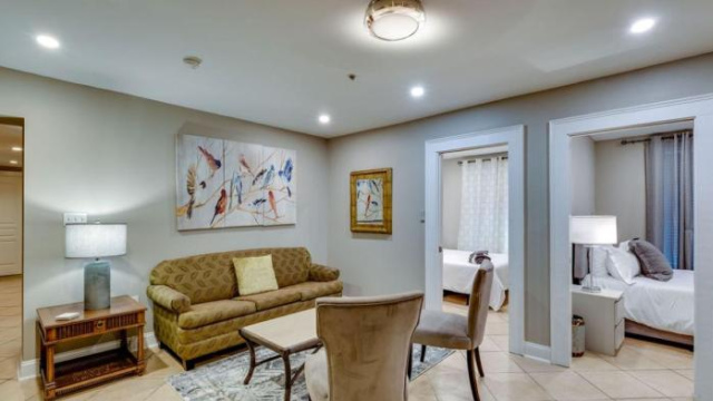 4 Bedroom Beauty Steps from the River - 薩凡納