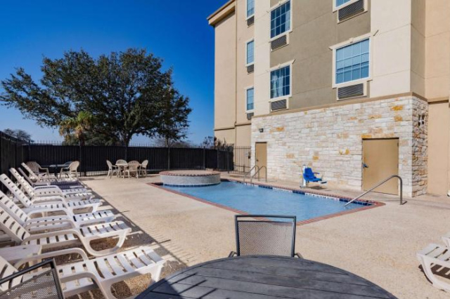 Days Inn & Suites by Wyndham San Antonio near Frost Bank Center - San Antonio