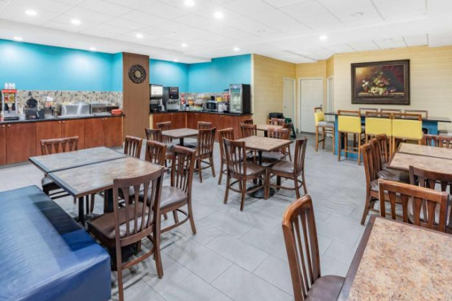 Days Inn & Suites by Wyndham San Antonio near Frost Bank Center - San Antonio