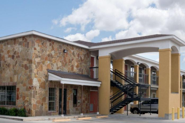 Super 8 by Wyndham San Antonio Near Fort Sam Houston - San Antonio