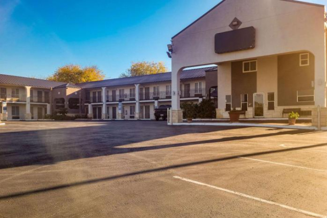 Travelodge by Wyndham San Antonio Lackland AFB - San Antonio