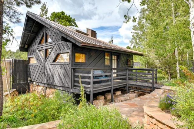 Pet Friendly Flagstaff Studio Cabin with Patio - 弗拉格斯塔夫