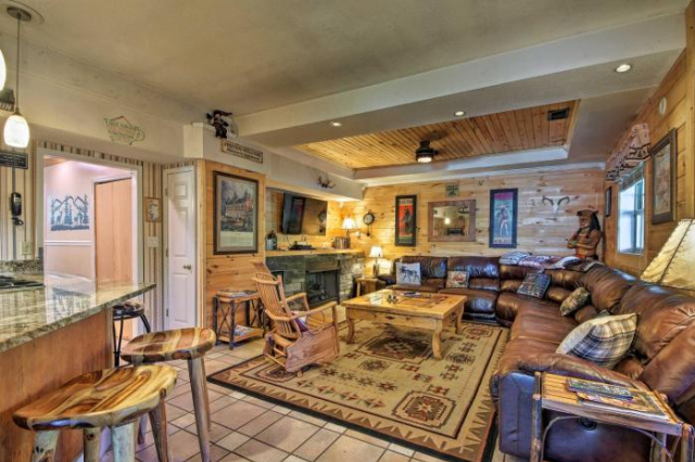 Tenn River Cabin with Hot Tub - 10 Mi to Chattanooga! - Chattanooga