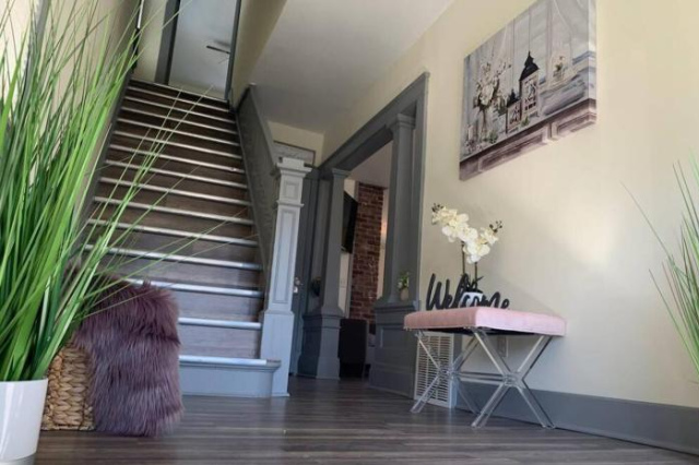 The Trotter Manor- With Private Yard & Free Parking, Minutes From Falls & Casino by Niagara Hospital - Niagara Falls