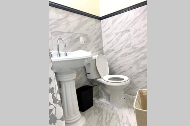 The Hennepin House- With Private Yard & Parking, Minutes From Falls & Casino by Niagara Hospitality - Niagara Falls