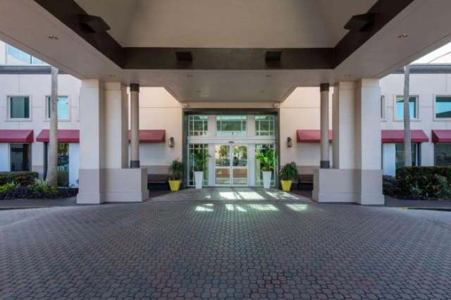 Ramada by Wyndham Kissimmee Gateway - Free Theme Park Shuttle - Orlando