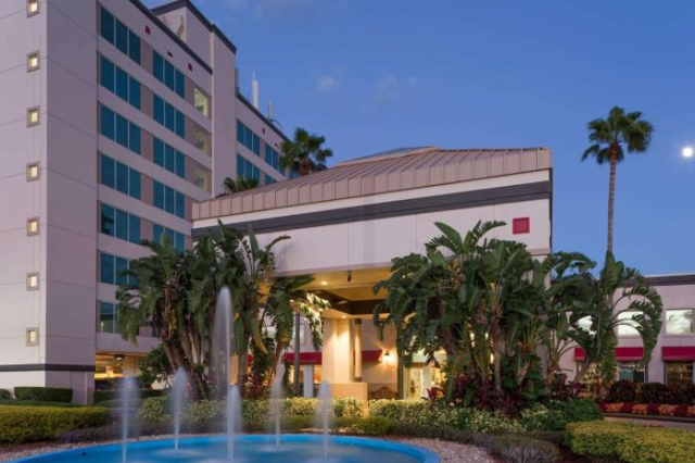 Ramada by Wyndham Kissimmee Gateway - Free Theme Park Shuttle - Orlando