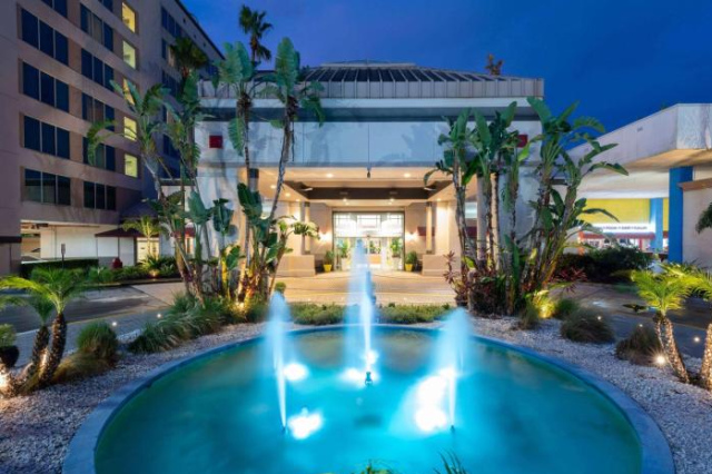 Ramada by Wyndham Kissimmee Gateway - Free Theme Park Shuttle - Orlando
