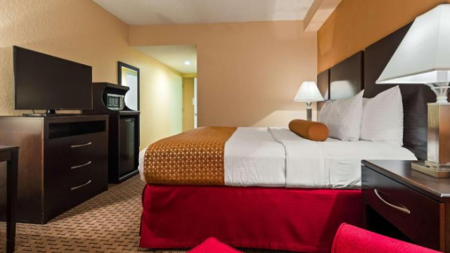 Best Western Plus Universal Inn - Free Shuttle to Universal Studios! - Orlando