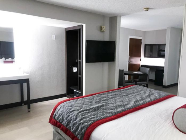 Ramada by Wyndham Suites Orlando Airport- Free Airport Shuttle - Orlando