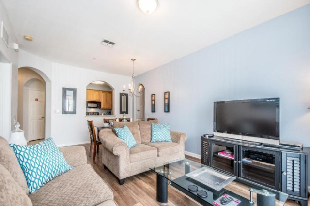 Gorgeous Top-Floor Condo w Private Balcony - Orlando