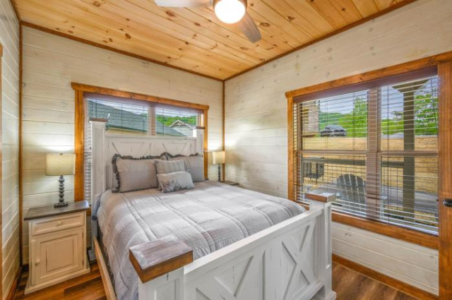 Osprey Nest Cottage Modern New Cabin - Pigeon Forge