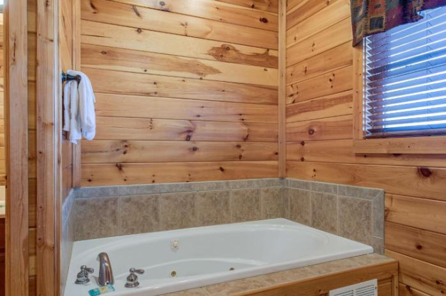 Mountain View Lodge, 8 BR, Hot Tub, Pool Table, Theater Room, Sleeps 24 - Gatlinburg