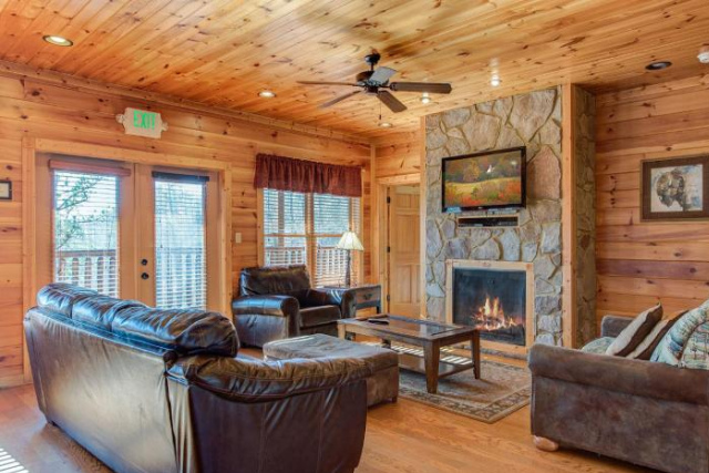 Mountain View Lodge, 8 BR, Hot Tub, Pool Table, Theater Room, Sleeps 24 - Gatlinburg