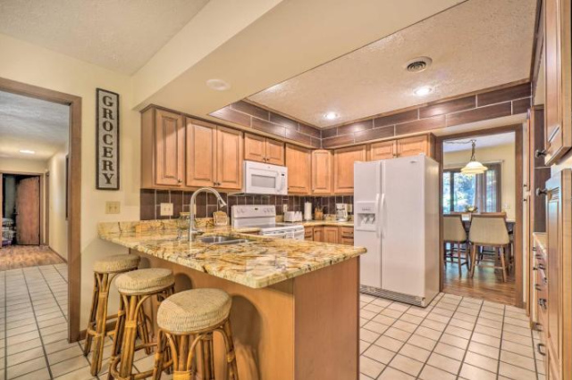 Gatlinburg Group Getaway with Hot Tub and Porch - Gatlinburg