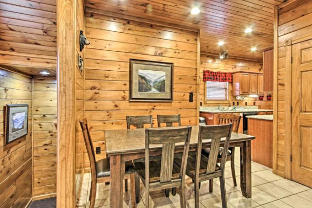Mtn Cabin with Games and Community Pool 3 Mi to DTWN - Gatlinburg