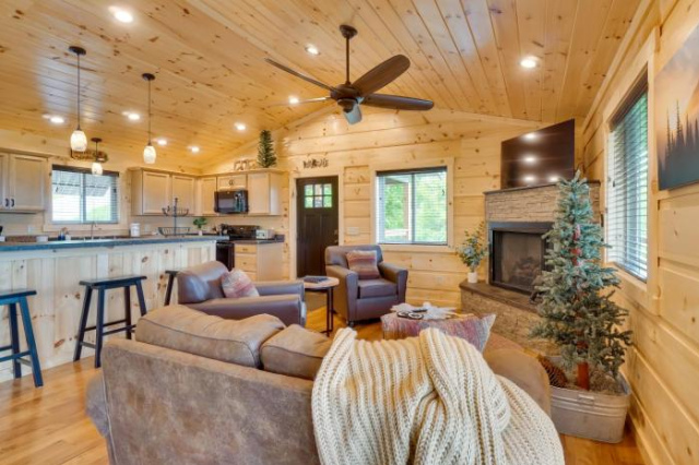 Gatlinburg Cabin with Hot Tub and Mountain Views! - Gatlinburg