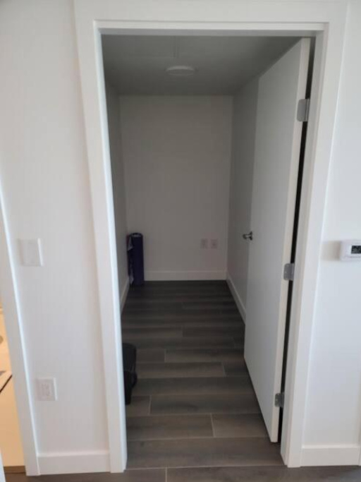 Modern 1-Bedroom Plus Den Condo with Convenient Computer Setup, and Pet-Friendly Environment, An Ide - Vancouver