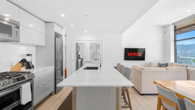 Penthouse w/ AC, Ocean Views & Free Parking - Vancouver
