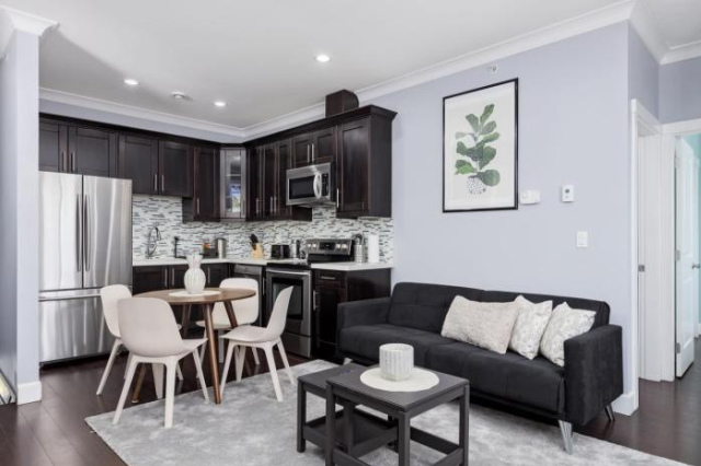 2 Bedroom Upper suite on East 44th for 5 people - Vancouver