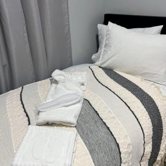 Private cozy bedroom Wi-Fi Workspace - Toronto