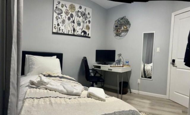 Private cozy bedroom Wi-Fi Workspace - Toronto