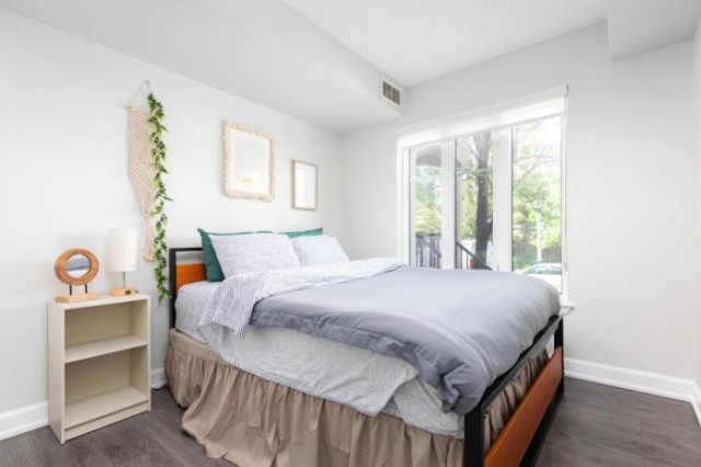 Warm 1 Bedroom Steps from Lakeshore - Sleeps 3! - Toronto