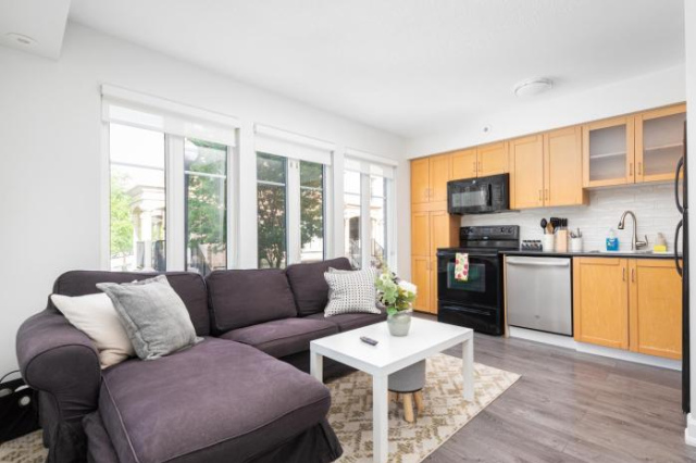 Warm 1 Bedroom Steps from Lakeshore - Sleeps 3! - Toronto