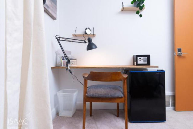 Modern room in Etobicoke house, free parking, public transport - Toronto