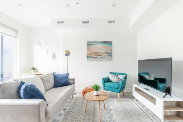 Luxury 3BR Apartment- High Park North - Toronto