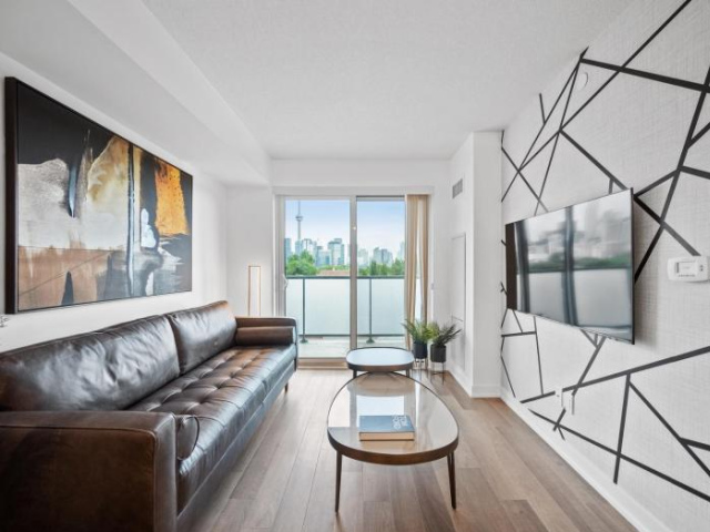 Sleek 1BR + office Condo - CN Tower/Skyline view - Toronto