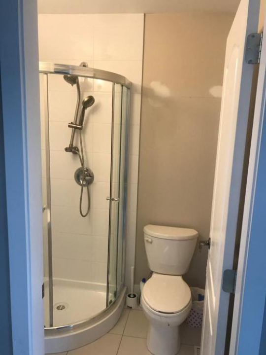 Separate Bathroom, Spacious and Bright Big Bed Room - Richmond