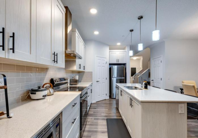 Stylish/4Bedroom/FreeParking/IndoorFirePlace - Calgary