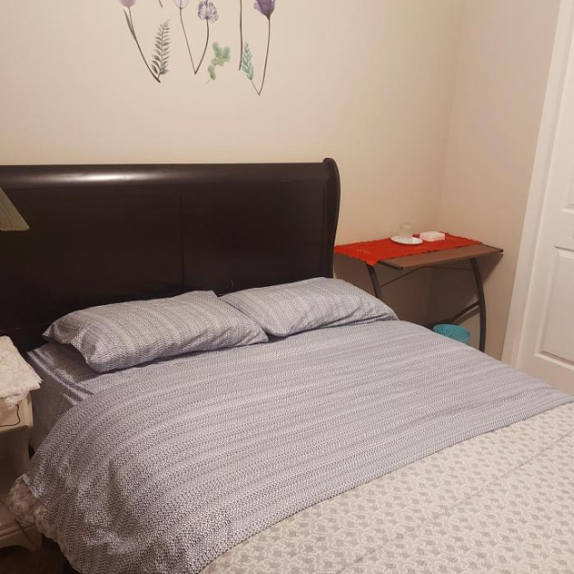 Rosy Double Bedroom - Calgary