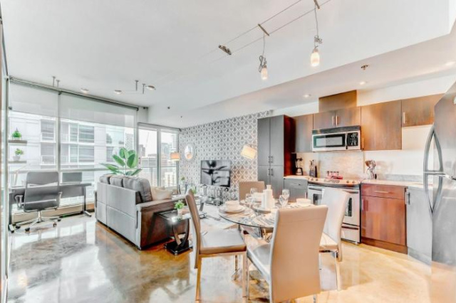Luxury 2BR Condo - King Bed - Stunning City Views - 卡爾加里