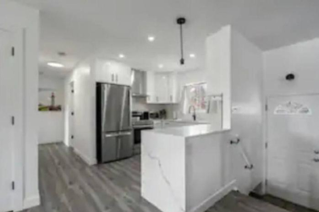 828- Luxe 4BR-Wifi-Parking-SoakerTub - Calgary