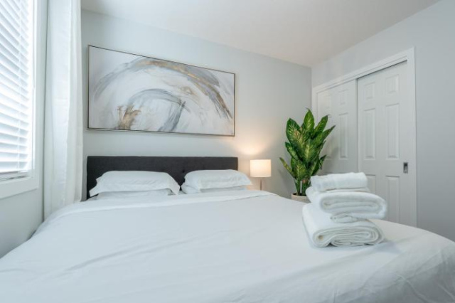 3-Bedroom Stylish Getaway by the Park with 2-Car Garage - Calgary