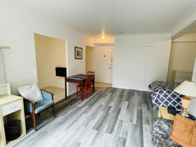Stylish Montreal Apartment: Comfortable Stay in the Golden Square Mile - Montreal
