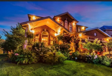 Luxe Pool Villa by Niagara! Entire Home