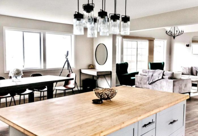 Stunning Home with Amazing Views Near the City - Victoria
